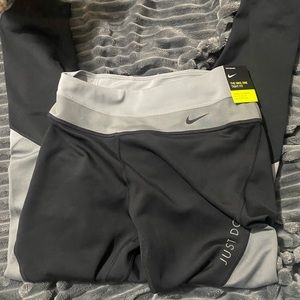 Never worn nike leggings bought them in the wrong sizing